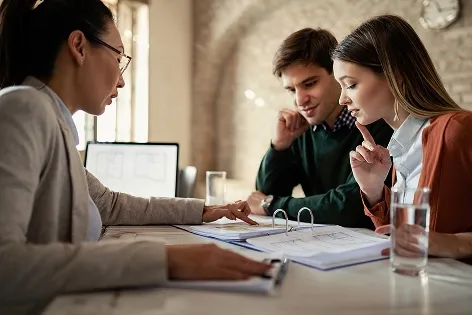Personas Formales estrechandose las manos