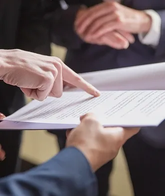Personas Formales estrechandose las manos